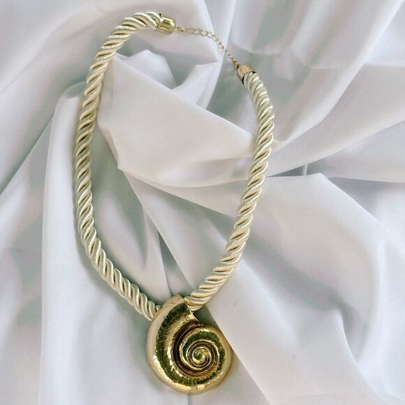 seashell necklace H69 - Picture 2 of 4